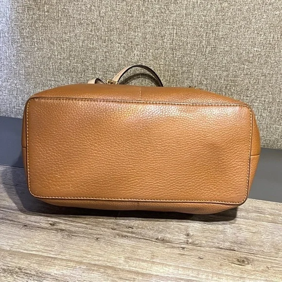 MICHAEL KORS Tan Tote snap closure 4 outside pockets. Adjustable Straps - Picture 9 of 14